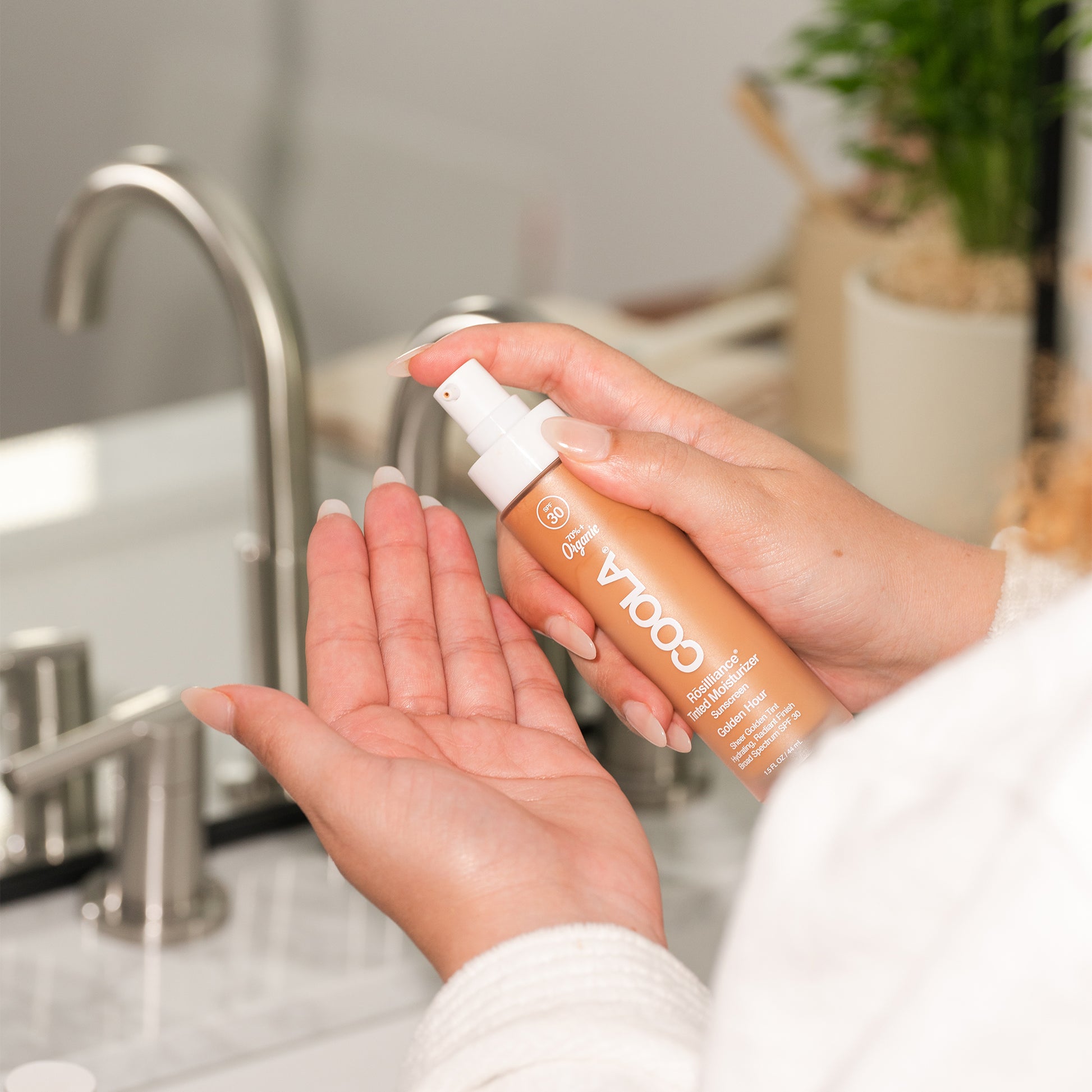 COOLA Rosilliance Tinted Moisturizer SPF 30 / Golden Hour – Ansicht 6